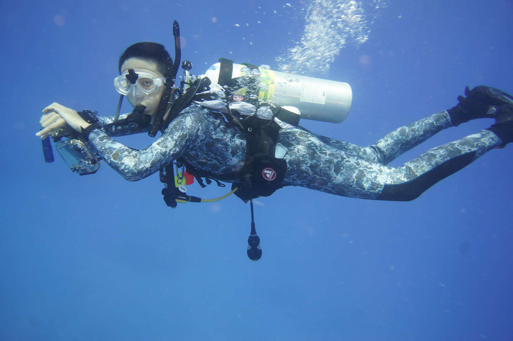 Drift diving sea caves and wreck dives in Hawaii